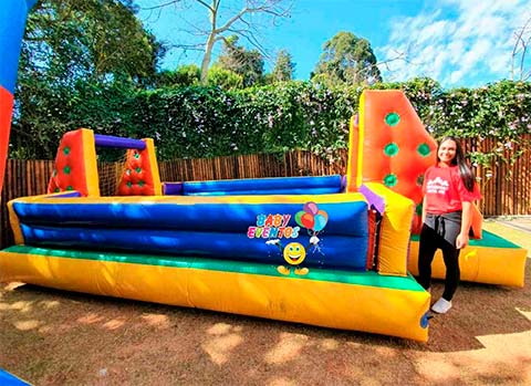 Inflável para jogos com bola montado ao ar livre