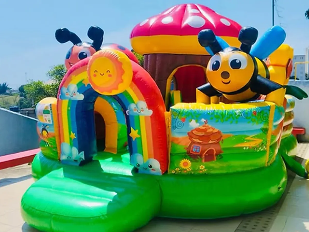 Brinquedo multiatividades colorido com piscina de bolinhas e escorregador