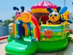 Brinquedo multiatividades colorido com piscina de bolinhas e escorregador