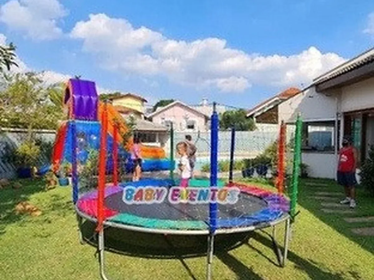 Cama elástica grande instalada em área externa