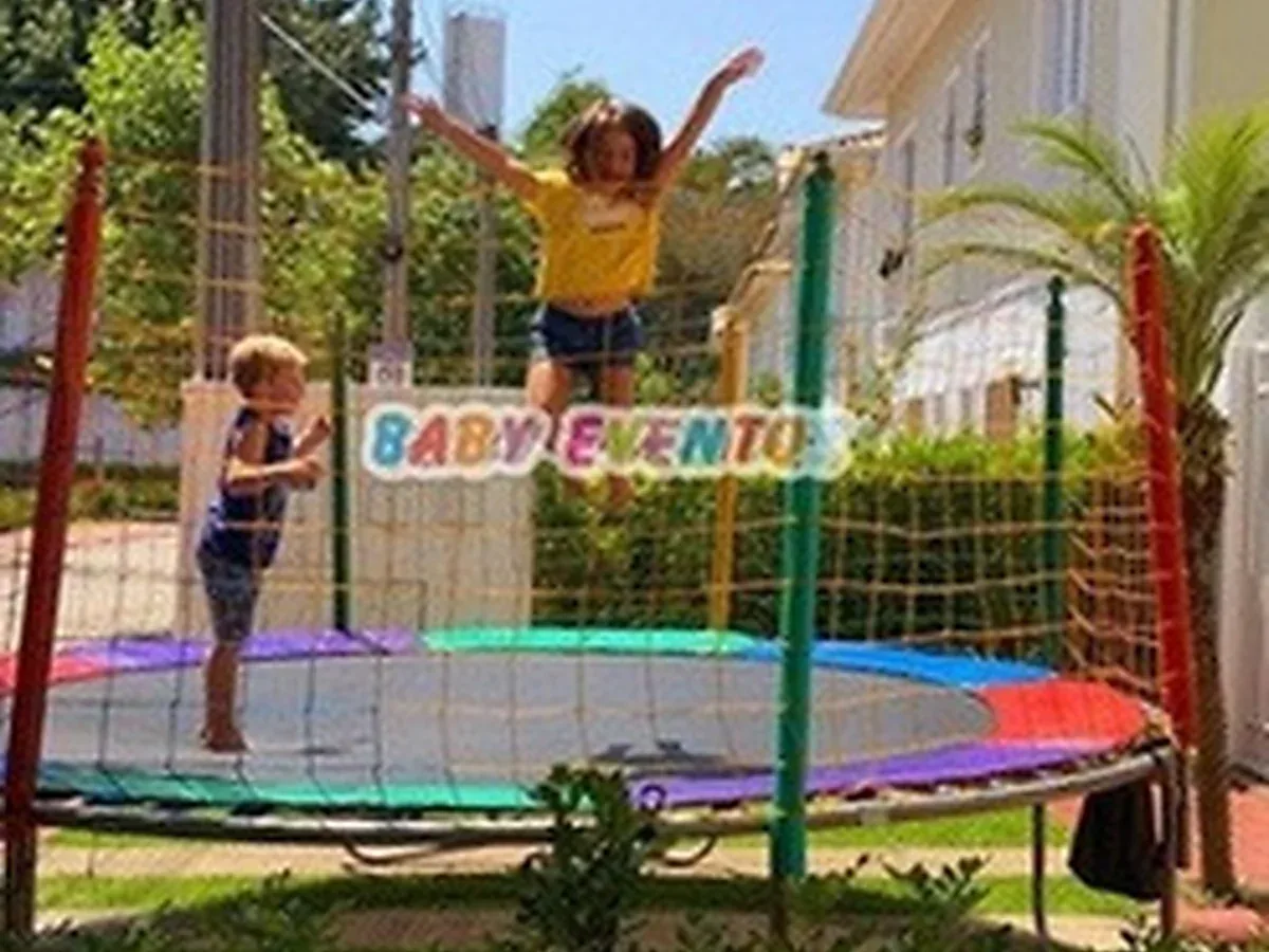 Cama elástica instalada em área externa para festa