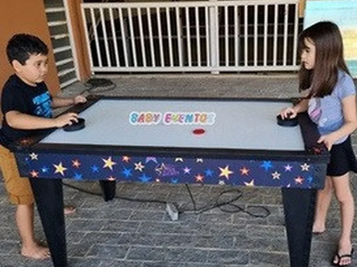 Crianças brincando em uma mesa de Air Game