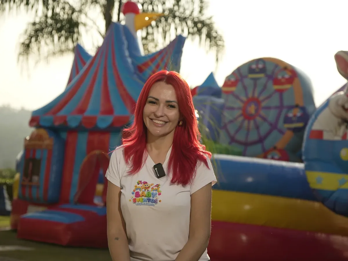 Melissa, da Baby Eventos, diante dos brinquedos