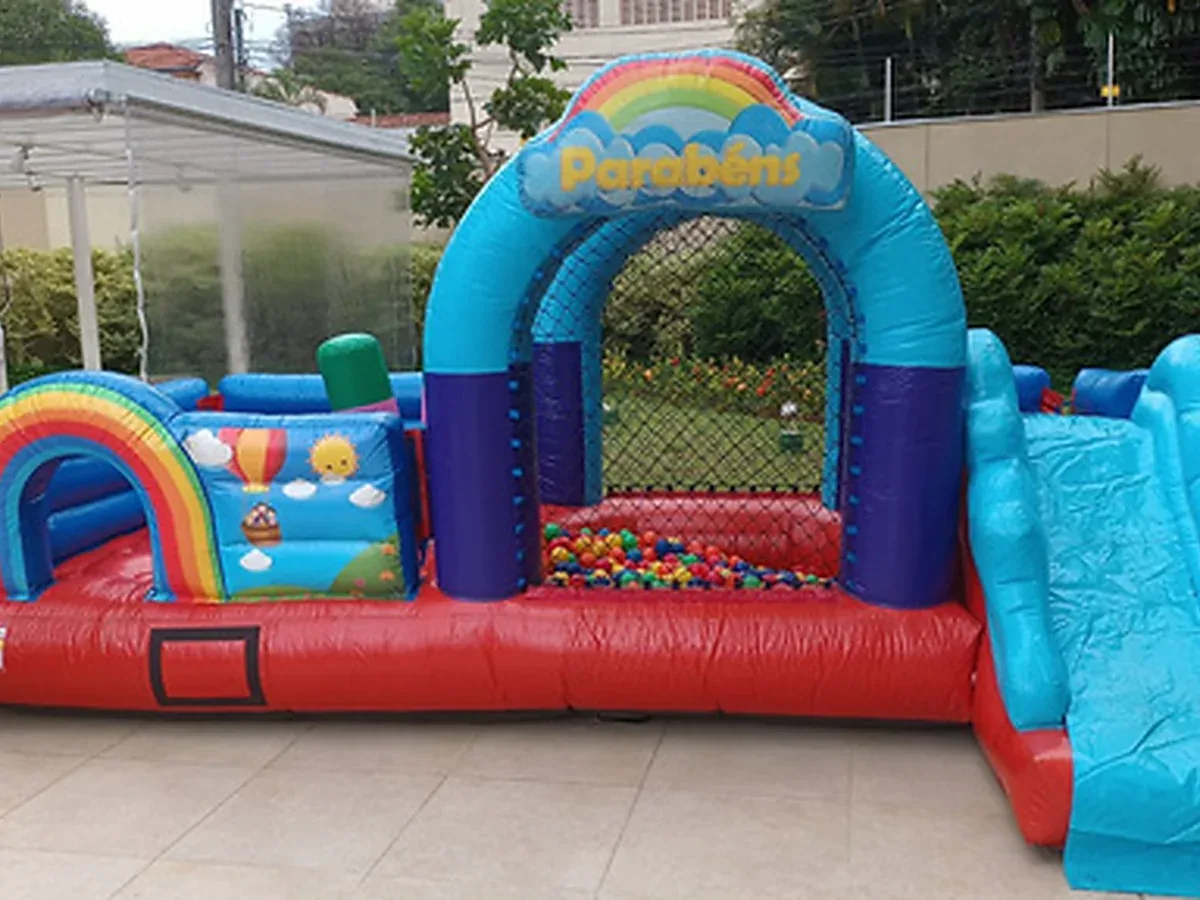 Multipark Parabéns com piscina de bolinhas, obstáculos e escorregador