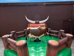 Touro mecânico em arena inflável