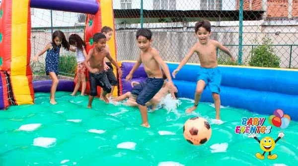 Crianças em inflável para jogos com bola