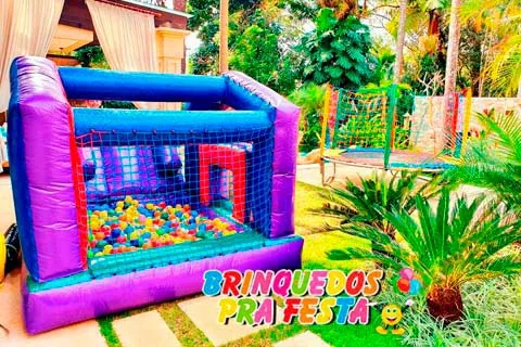 Piscina de bolinhas inflável com escorregador